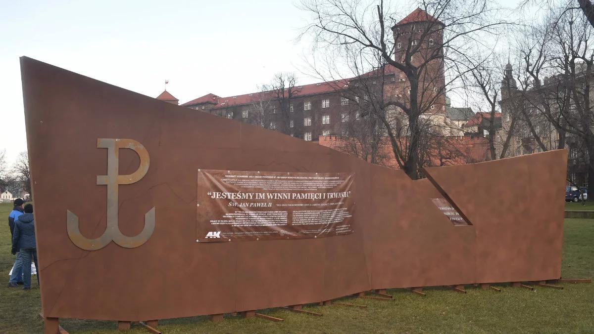 Prokuratura bada, czy doszło do fałszerstwa ankiet ws. pomnika AK