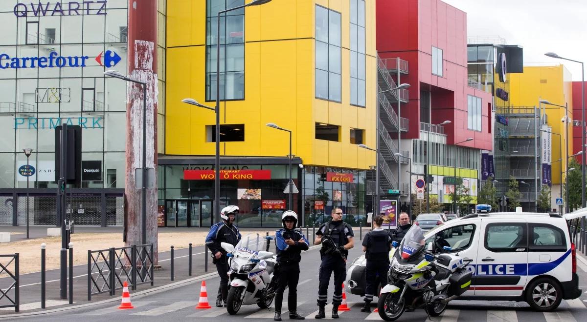 Napad na centrum handlowe pod Paryżem. Uwolniono zakładników