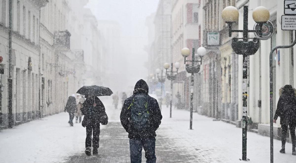 Nie będzie już tak zimno, ale pogoda nas nie rozpieści. Śnieg, marznące opady deszczu i porywisty wiatr 