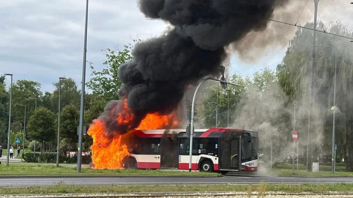 Dąbrowa Górnicza. Pożar autobusu miejskiego. W środku było 10 pasażerów [WIDEO]