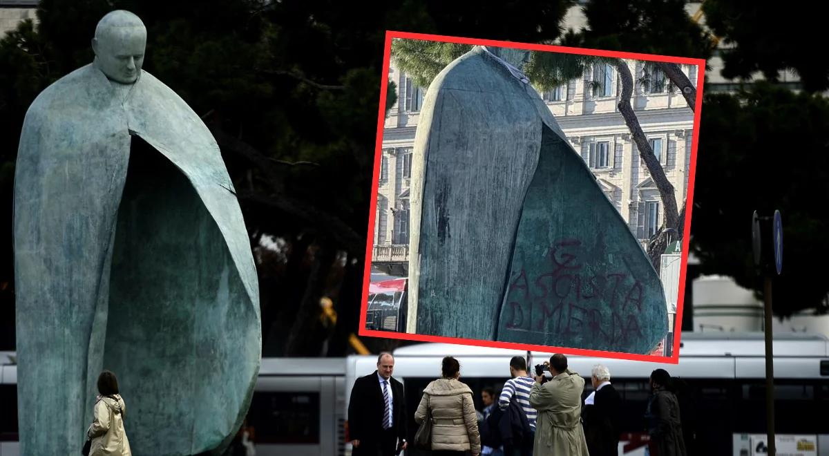 Pomnik Jana Pawła II oblany farbą. Na figurze obraźliwy napis