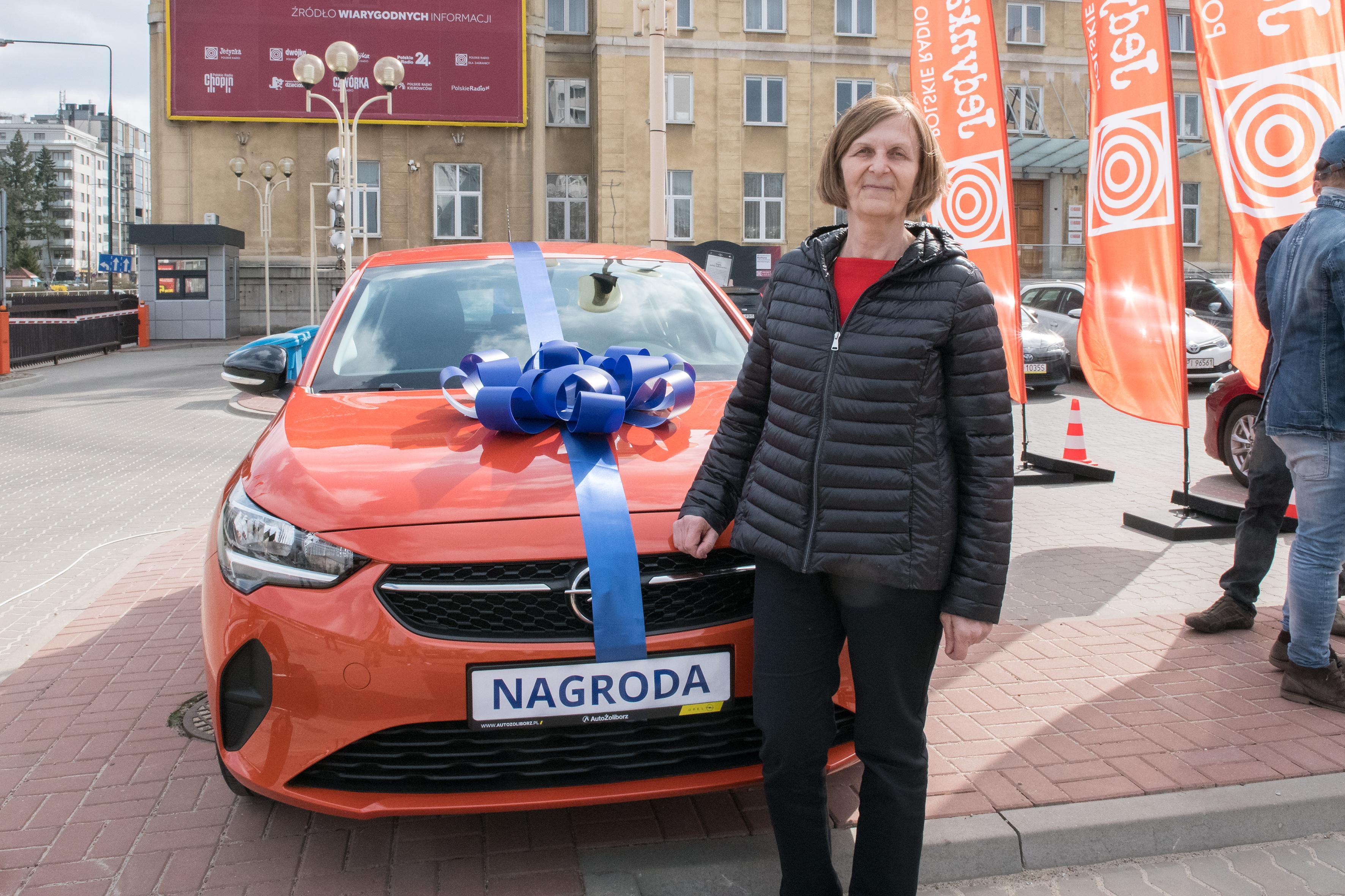 Pani Jolanta odebrała nagrodę główną w konkursie "Jedyna taka loteria" - samochód osobowy marki Opel Corsa 