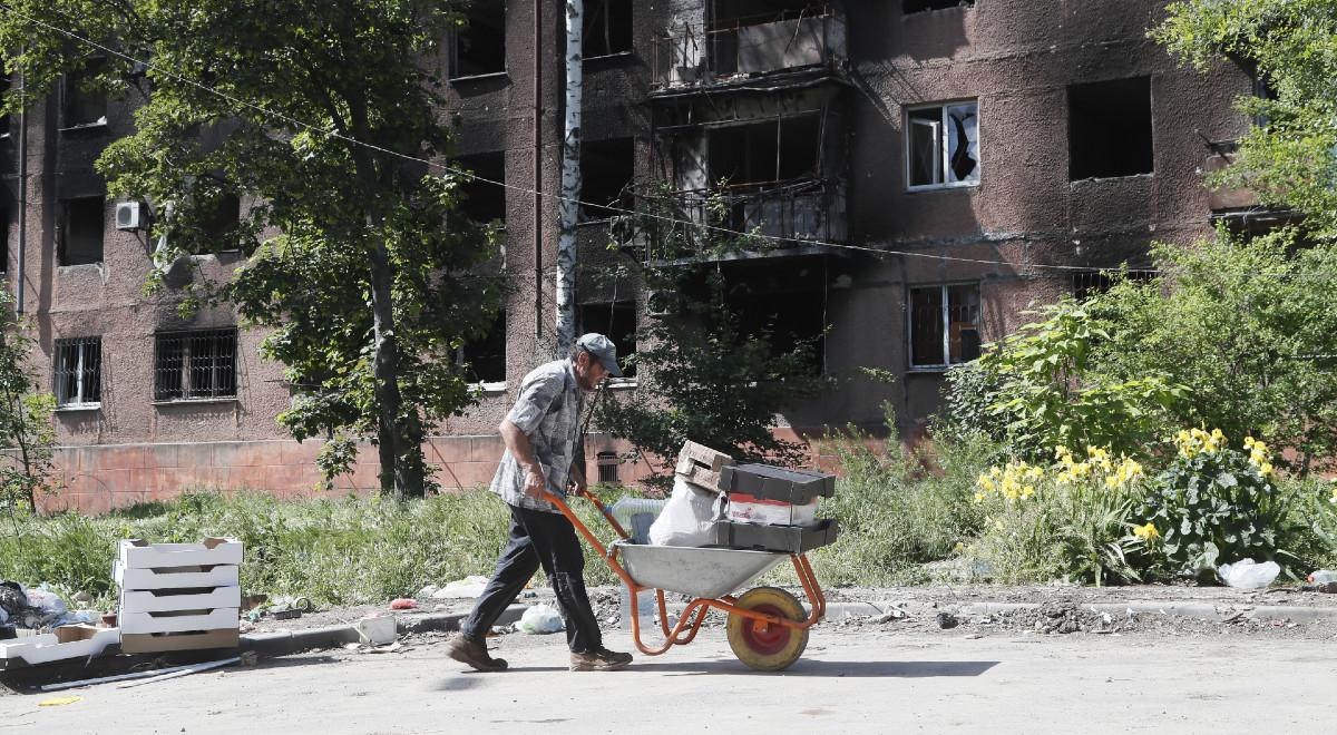 Mariupol: Rosjanie oferują pracę przy usuwaniu gruzów. Płacą owsianką i butelką wody