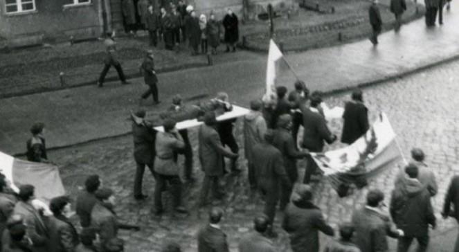 Historyczna wędrówka szlakiem pamięci wydarzeń grudnia '70 w Szczecinie