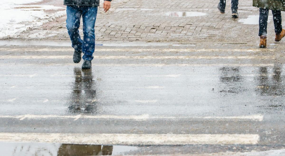 Opady możliwe w całym kraju. IMGW ostrzega przed wiatrem i oblodzeniami
