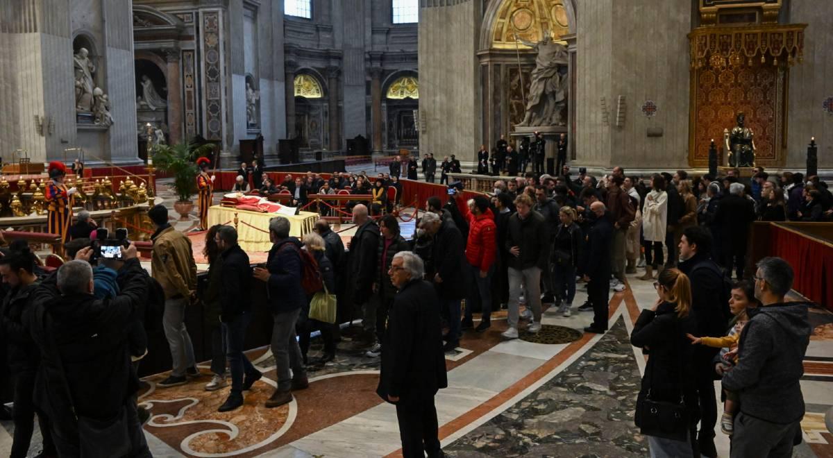 Tysiące wiernych oddają hołd Benedyktowi XVI. Ciało papieża wystawiono w bazylice Świętego Piotra
