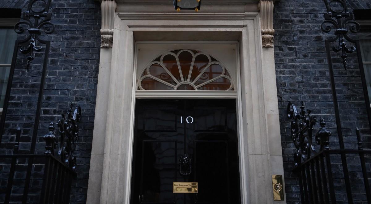 Brytyjskie media: obywatele mieli lockdown, a kancelaria premiera "piątki z winem"