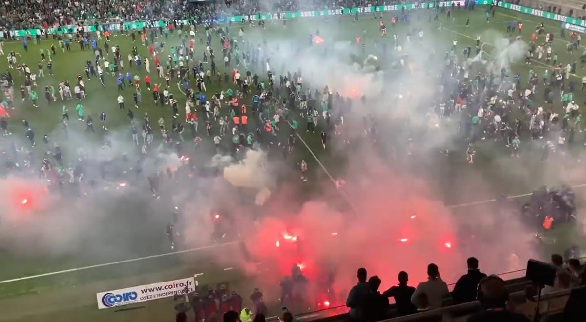 Skandal w barażach o Ligue 1. W Saint-Etienne kibole wtargnęli na boisko i zaatakowali piłkarzy [WIDEO]