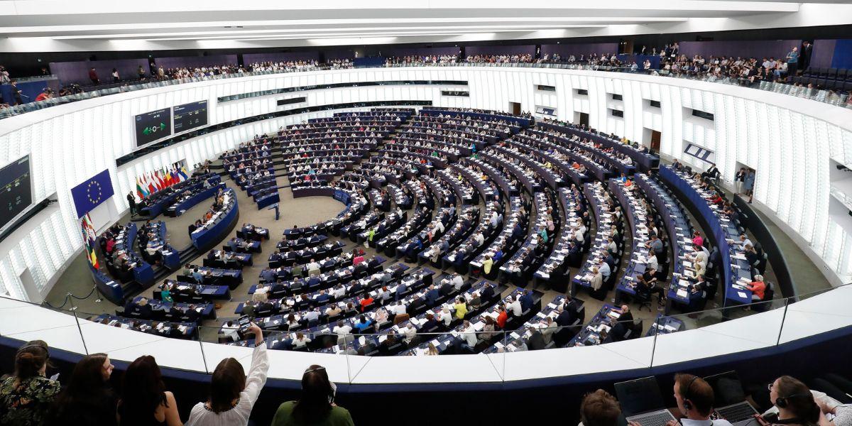 Opozycja zagłosowała w PE przeciwko interesom Polski. Rzecznik PiS: ich cynizm i obłuda nie mają granic