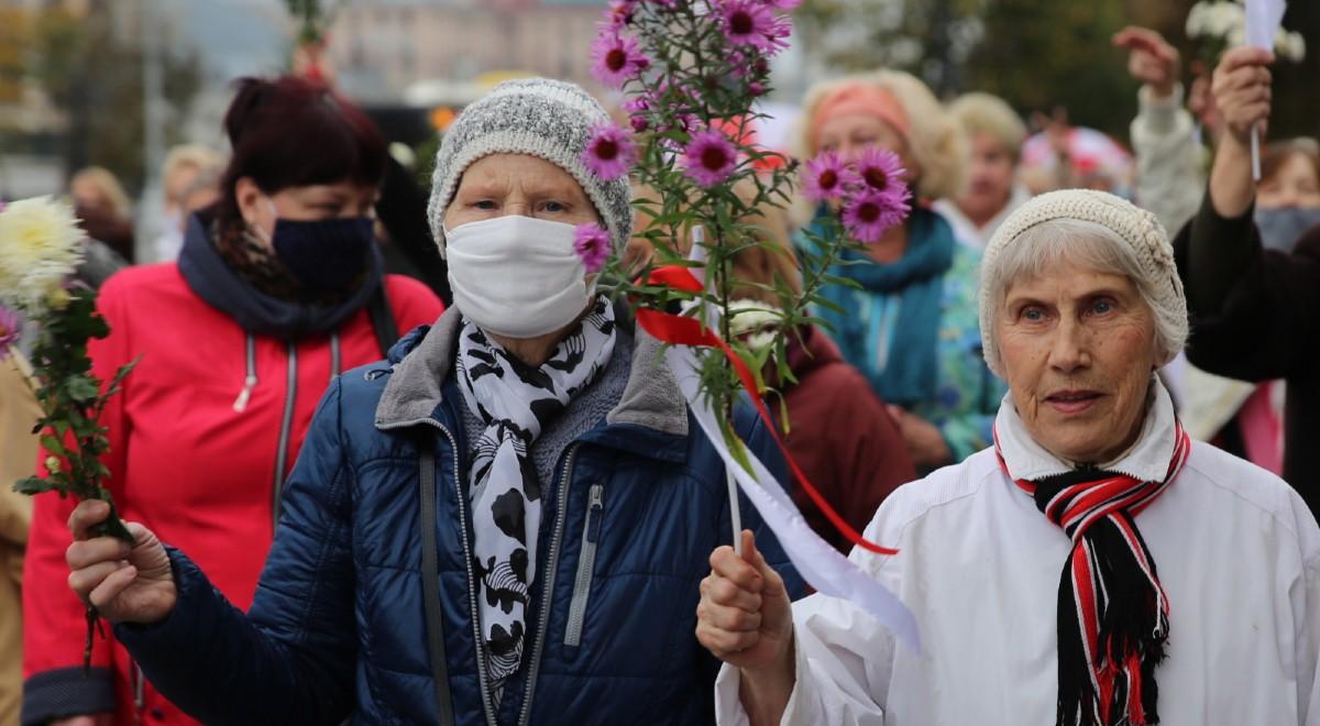 Zatrzymania i pobicia w Mińsku. Wśród ofiar przedsiębiorca, który dawał protestującym kwiaty i brat Domraczewej