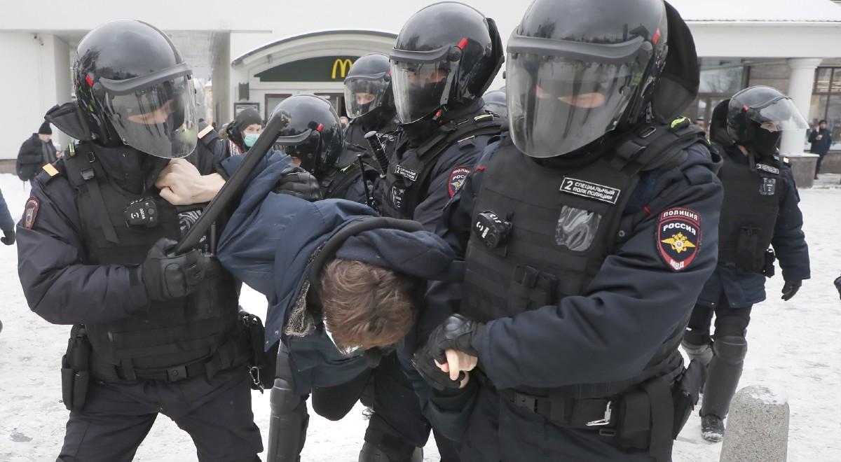 Protesty zwolenników Nawalnego w Rosji. Brutalne akcje policji i zatrzymania uczestników demonstracji