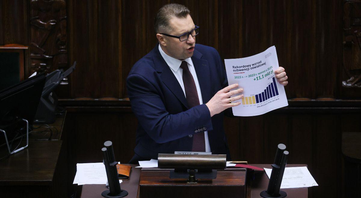 Minister Czarnek pokazał, jak samorządowcy opozycji wydają miliony na "lewackie fundacje". "Was się trzeba bać"