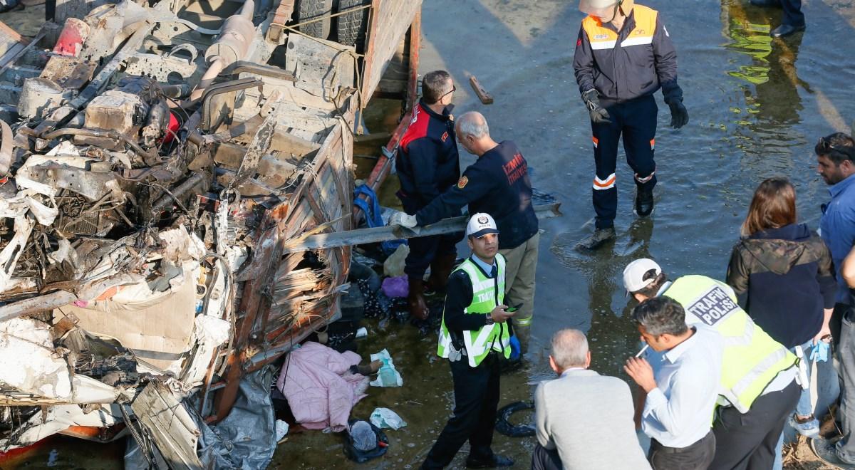 Dwadzieścia dwie osoby zginęły w wypadku ciężarówki na zachodzie Turcji