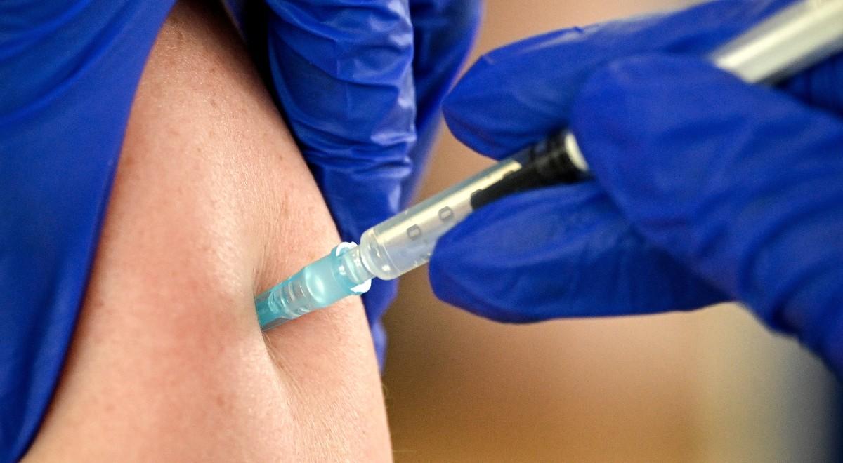 Skróci się odstęp między podaniem pierwszej i drugiej dawki szczepionki? Szef KPRM wyjaśnia