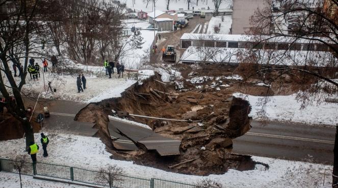 Katastrofa w Ostrowcu. Nieczynna szkoła, zamknięta ulica