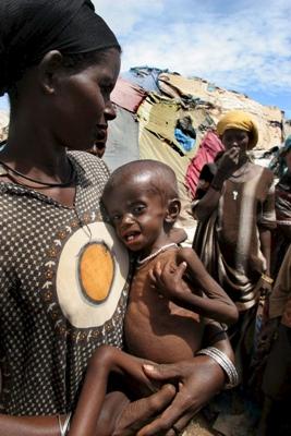 Niedożywiona dwuletnia Zara Mahmud, której brat zmarł dzień wcześniej, z matką w obozie pomocy Hartesheik IDP w Etiopii 29 kwietnia 2005r. Etiopia jest jednym z 18 najbiedniejszych krajów, które zostaną objęte unieważnieniem długów i pomocą dla Czarnego Lądu. 