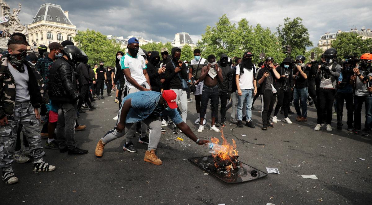 "Black Lives Matter" rośnie w siłę we Francji. Masowe protesty i bijatyki z policją na ulicach Paryża