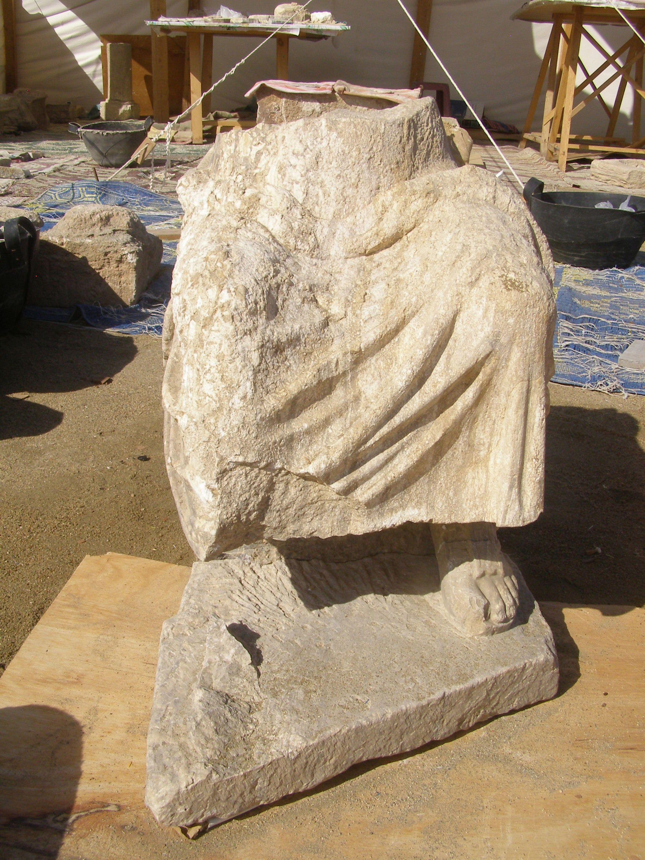 Fragment kamiennego posągu siedzącego boga Serapisa z Wielkiej Światyni w Berenike