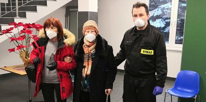 Strażacy pomagają seniorom dotrzeć na szczepienia. Ponad sto akcji w całej Polsce