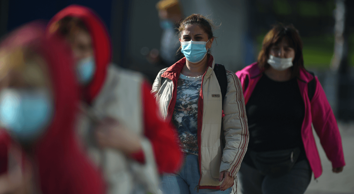 "Wirus wciąż jest obecny". Minister zdrowia apeluje o noszenie masek w zamkniętych przestrzeniach