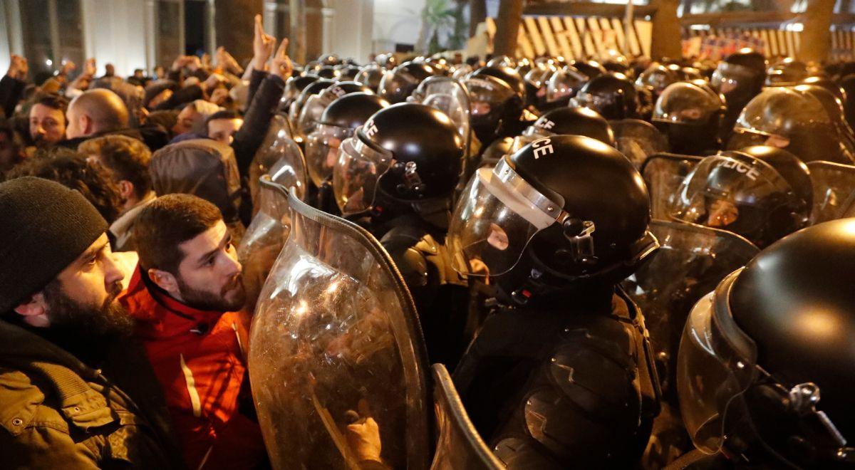 Gruzja: protesty w stolicy. Liczne starcia z policją, użyto gazu łzawiącego i granatów ogłuszających