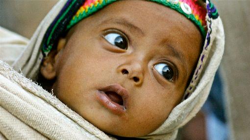 Dziecko z plemienia Tigrajczyków, to jedna z kilku grup etnicznych zamieszkujących Etiopię i posługujących się językiem z grupy semickiej. 
