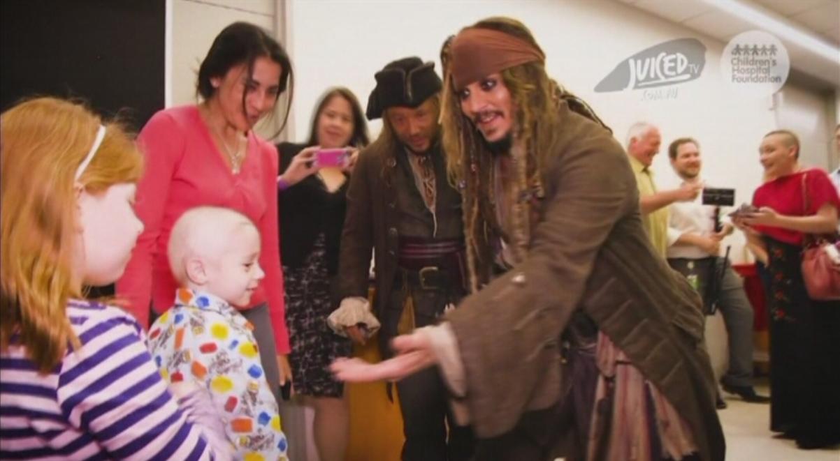 Niezwykła wizyta w australijskim szpitalu. Johnny Depp odwiedził chore dzieci w stroju Jacka Sparrowa