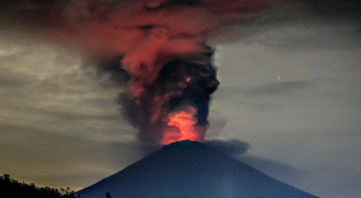 Alarm i wielka ewakuacja na Bali. Słupy ognia nad wulkanem Agung [ZDJĘCIA i FILMY]