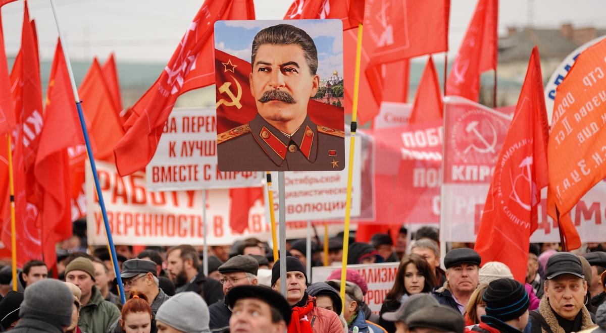 Rosja: echa oświadczenia premiera w mediach. "Putin wybiela Stalina"