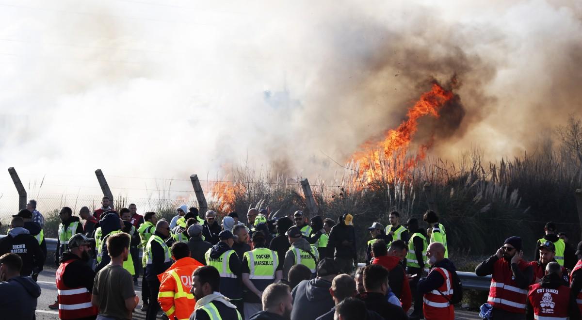 Francja w ogniu protestów, blokady dróg, strajki. Amanda Dziubińska (PISM): Macron nie wycofa się z reformy emerytur