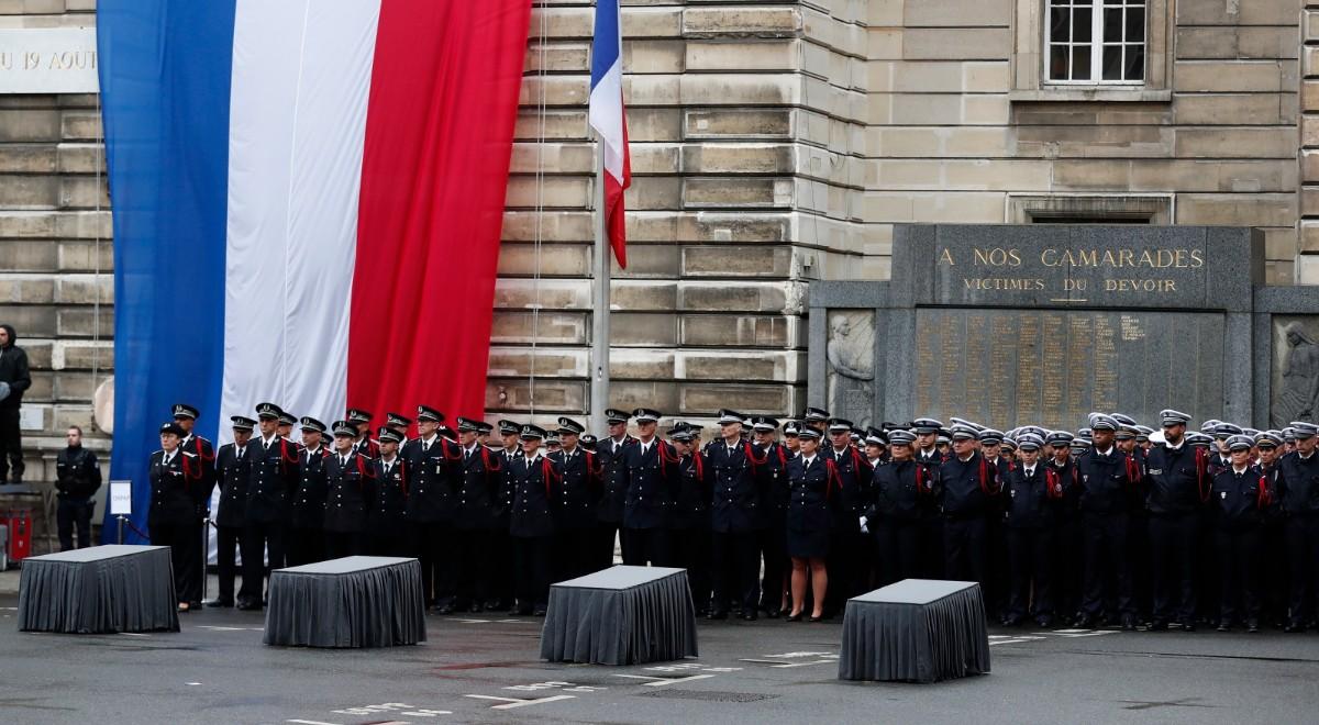 Atak nożownika na paryskiej komendzie policji. Służby chcą odczytać dane z dysku