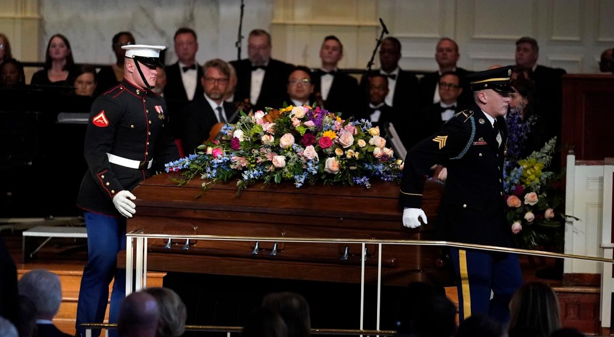 Ceremonia żałobna po śmierci Rosalynn Carter. Na miejsce przybyła amerykańska para prezydencka