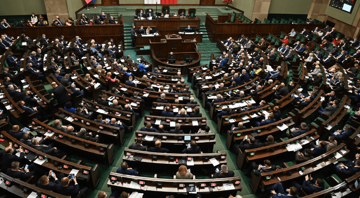 Zjednoczona Prawica na czele, w Sejmie pięć ugrupowań. Sprawdź nowy sondaż