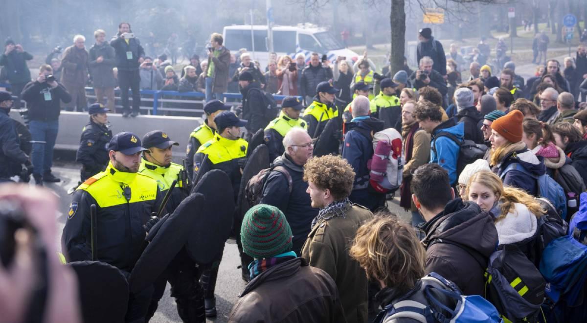 Aktywiści klimatyczni zablokowali autostradę w Holandii. Policja użyła siły