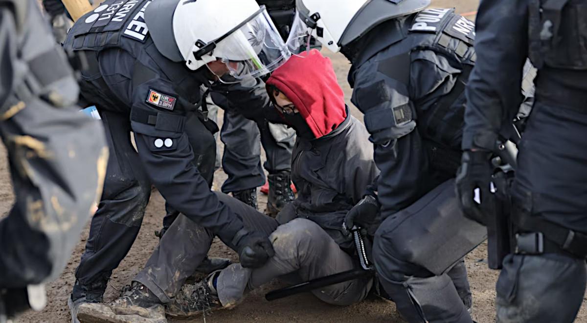 Niemiecka policja kontra aktywiści klimatyczni. Korporacja RWE zburzy wieś i będzie wydobywać węgiel