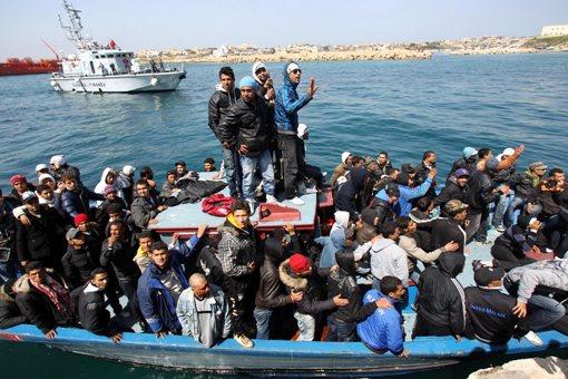 Uciekinierzy z Afryki Północnej dotarli łodzią do Włoch