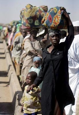 Czadyjscy uchodźcy powracają do Ndżameny (10.02.2008). Wcześniej, według ocen personelu ONZ co najmniej 30 tysięcy mieszkańców Czadu przekroczyło graniczną rzekę Czari docierając do Kouseri w Kamerunie po tym, jak rebelianci, którzy przybyli z Sudanu i przeszli kraj ze wschodu na zachód, wkroczyli do Ndżameny przed tygodniem i na dwa dni opanowali 