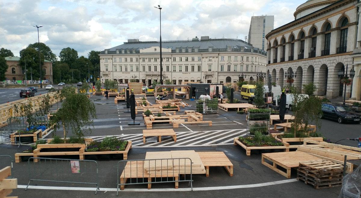 Strefa relaksu przy placu Bankowym, czyli jak warszawski ratusz walczy z betonowaniem stolicy
