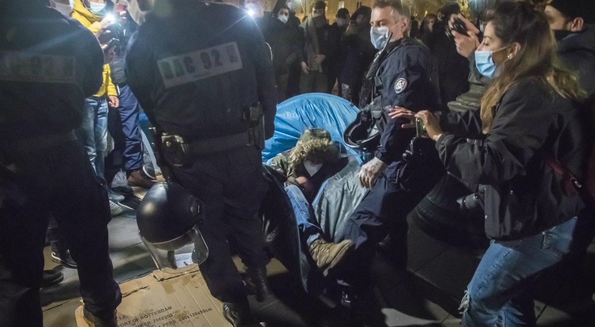 "Szokujące obrazy". Szef francuskiego MSW potępił sposób likwidacji obozu migrantów w Paryżu