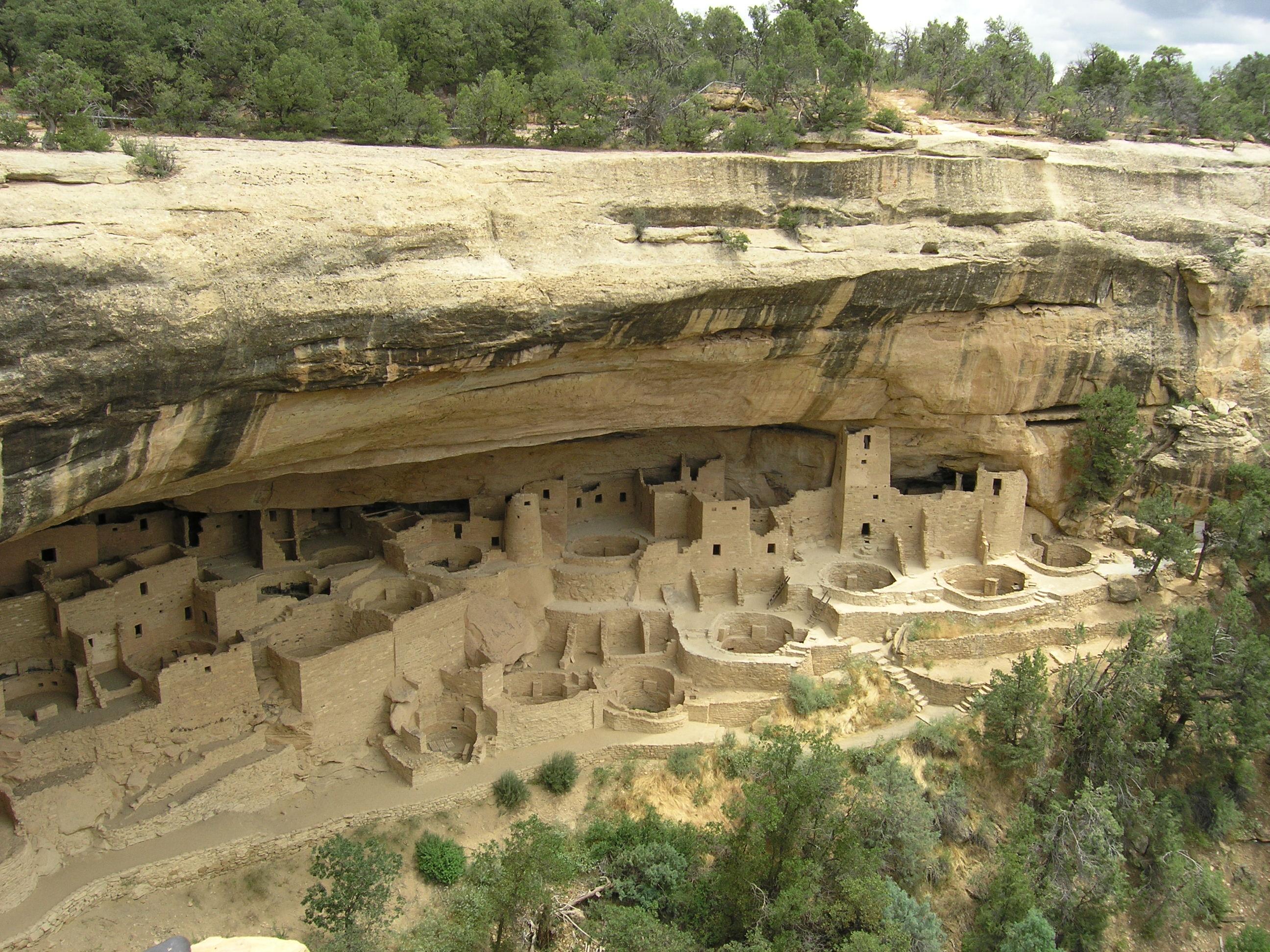 Cliff Palace (Pałac Klifowy), największa osada-miasto skalne Indian Pueblo z XIII wieku n.e. (250 pomieszczeń), prawdopodobnie o charakterze obronnym. Park Narodowy Mesa Verde, Kolorado
