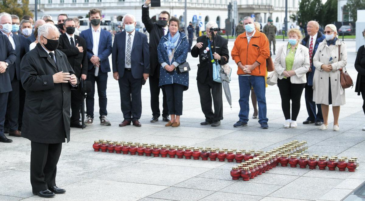 Miesięcznica katastrofy smoleńskiej. Politycy PiS złożyli kwiaty pod pomnikiem ofiar