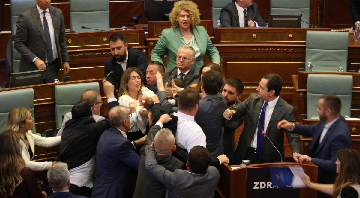 Kosowo: bójka w parlamencie. Posłowie oblali premiera wodą [WIDEO]
