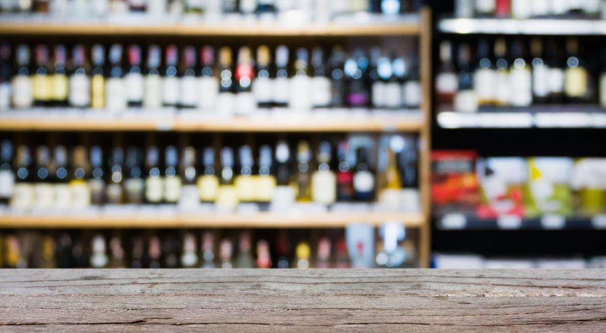 Zakaz sprzedaży alkoholu na stacjach benzynowych? Zaskakujące wyniki sondażu
