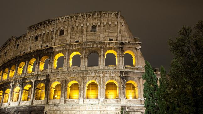Rzym: w związku z prześladowaniami chrześcijan Koloseum zostało oświetlone na czerwono