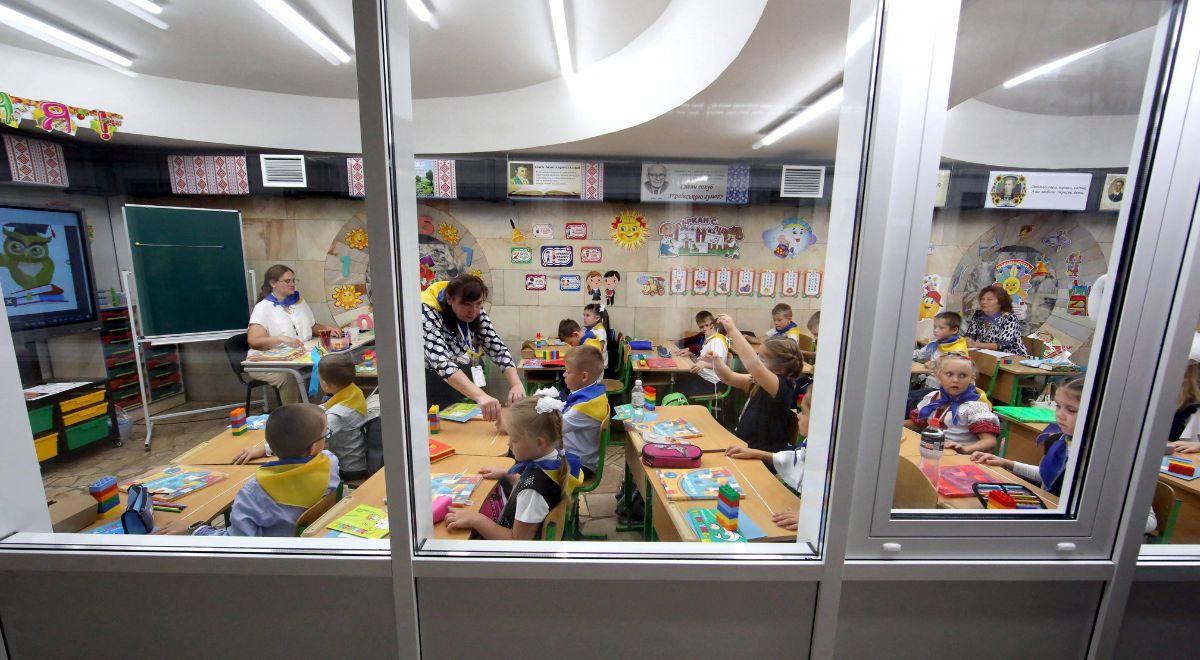 Rosjanie bombardują Charków. Dzieci są zmuszone chodzić do szkoły... w metrze