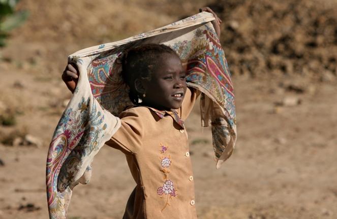 Dziewczynka bawi się na ulicy w Nadżamenie, stolicy Czadu