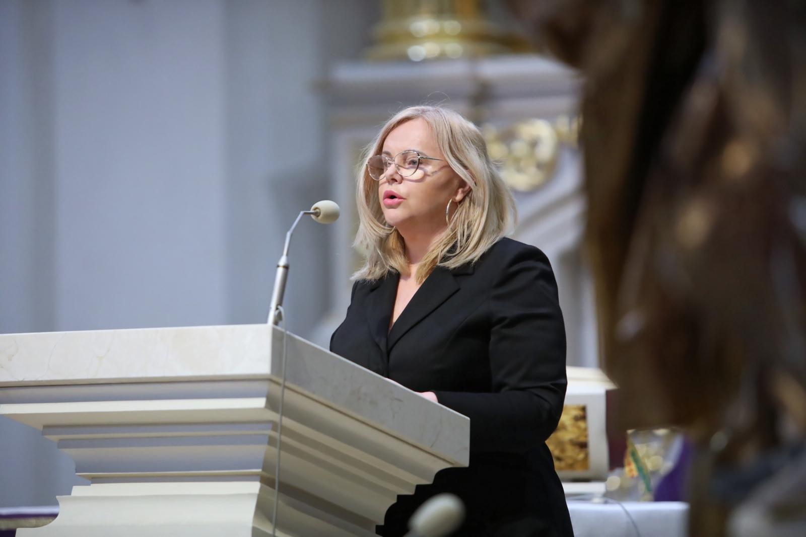 Aktorka Joanna Kurowska na pogrzebie ś.p. Pawła Królikowskiego 