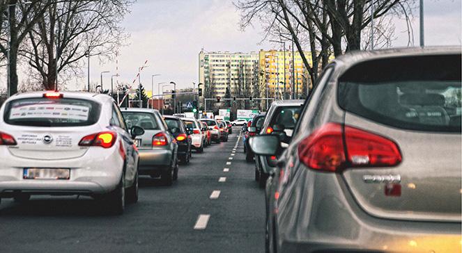 Ograniczenia ruchu samochodów w centrach miast pomogą w walce ze smogiem
