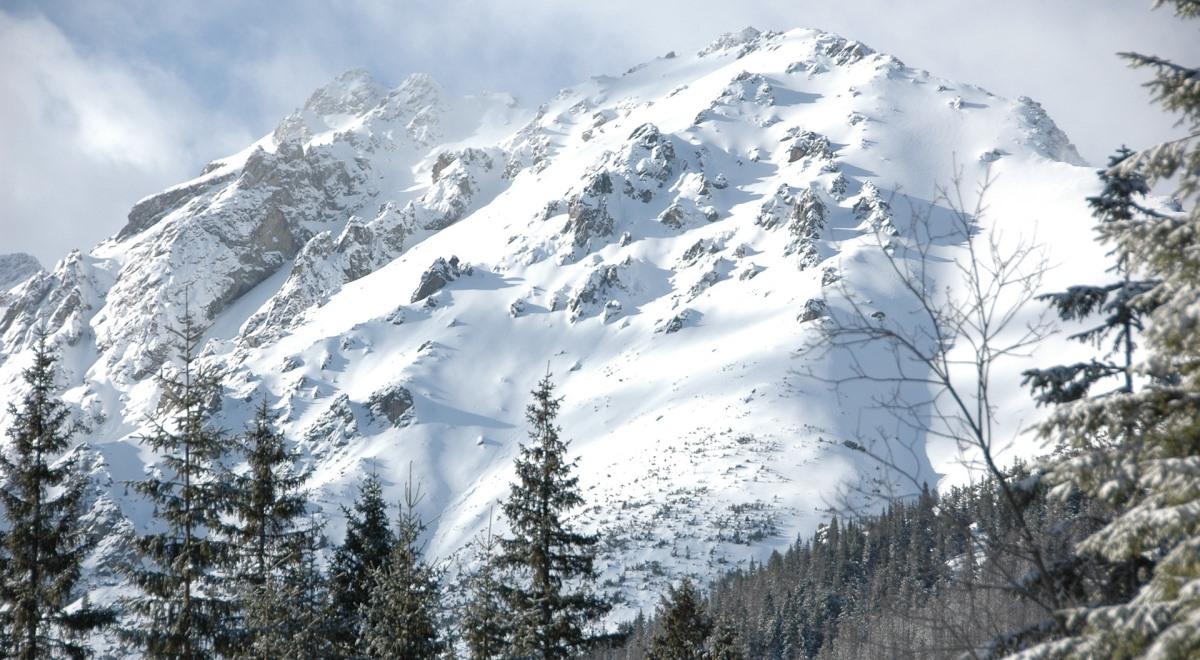 Zamieć śnieżna w Tatrach. Nie widać szlaków, wprowadzono drugi poziom zagrożenia lawinowego