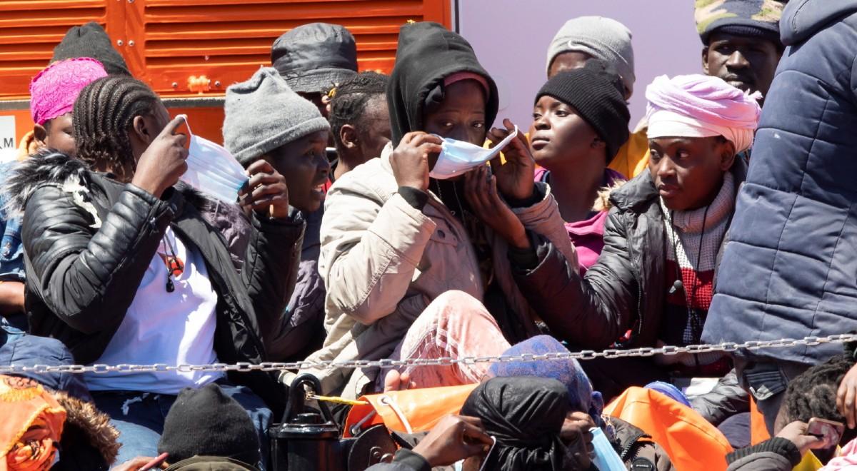240 migrantów dotarło do wybrzeży Włoch. Wcześniej uratowano ich na morzu